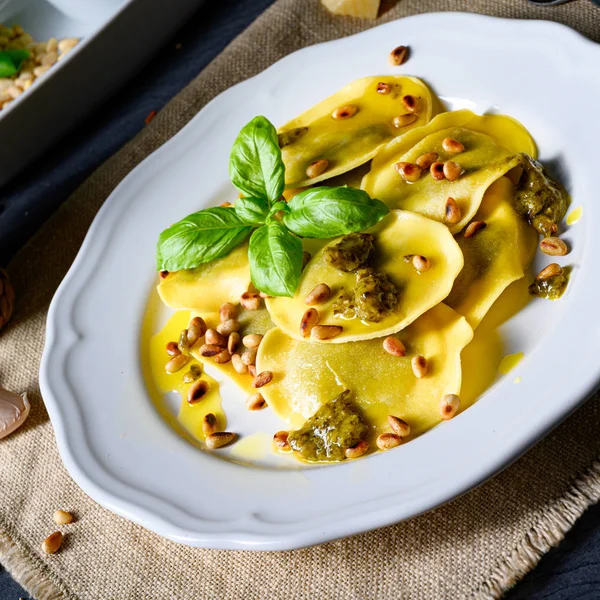 Vegetariano italiano! Tortelli con pinoli arrosto e pesto — Foto Stock