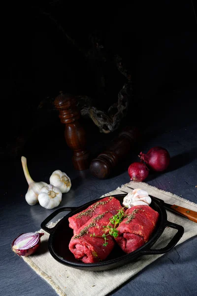 Сирі яловичі рулети, приготовані для приготування їжі — стокове фото