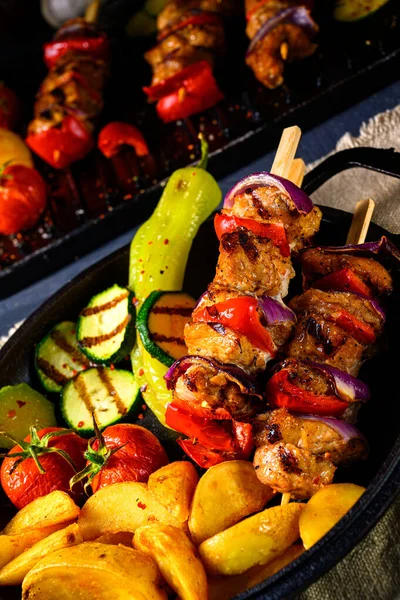 Shish kebab con varie verdure e patate di campagna speziate — Foto Stock