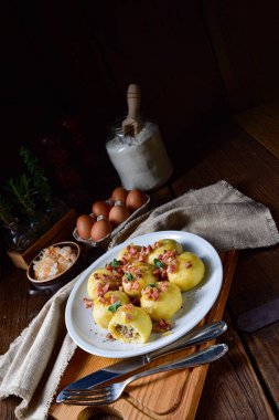 Etli ve mantarlı lahana turşulu Polonya hamur tatlısı.