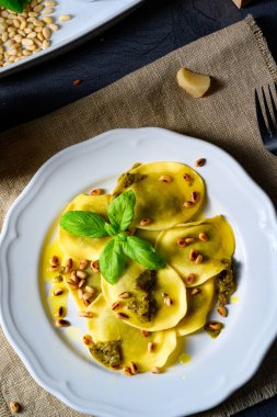 Vejetaryen italiano! Kavrulmuş çam fıstığı ve soslu Tortelli. 