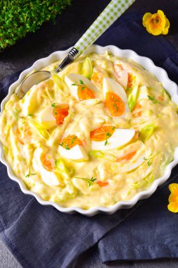 Taze yumurta salatası soğanı ve lezzetli mayonez..