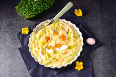 Taze yumurta salatası soğanı ve lezzetli mayonez..