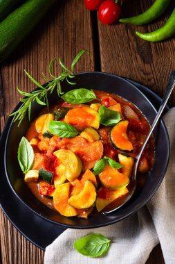 kabaklı vejetaryen ratatouille domates soslu ve otlu.