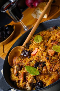 Gerçek bir Polonyalı 'Bigos', kurutulmuş erikli eski bir tariften sonra ve...