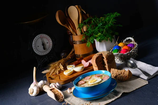 Pâques en polonais : soupe à la farine aigre pour le petit déjeuner de Pâques — Photo