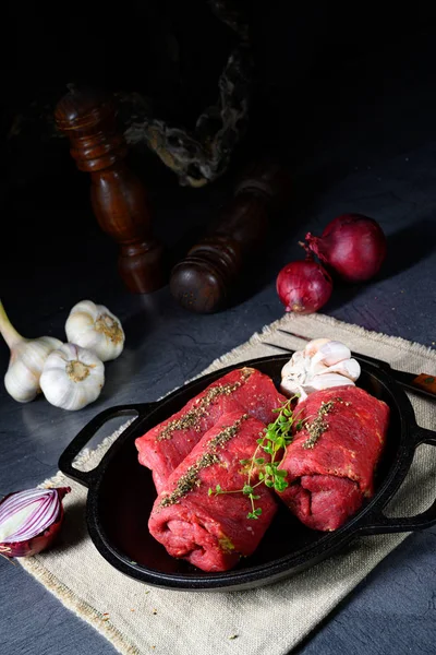 Rolamentos de carne crua preparados para cozinhar — Fotografia de Stock