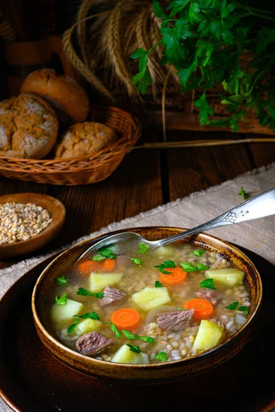 Krupnik uma deliciosa sopa de cevada polonesa — Fotografia de Stock