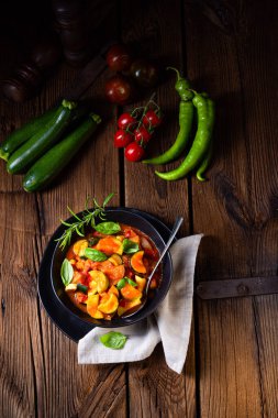 kabaklı vejetaryen ratatouille domates soslu ve otlu.