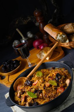 Gerçek bir Polonyalı 'Bigos', kurutulmuş erikler ve şaraplı eski bir tariften sonra.
