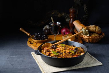 Gerçek bir Polonyalı 'Bigos', kurutulmuş erikler ve şaraplı eski bir tariften sonra.