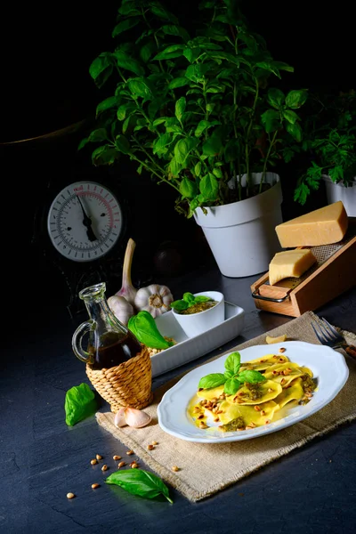Vegetariano Italiano Tortelli Com Pinhões Torrados Pesto Basilico — Fotografia de Stock