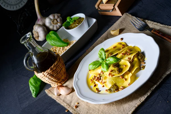 Vegetariano Italiano Tortelli Met Geroosterde Pijnboompitten Pesto Basilico — Stockfoto