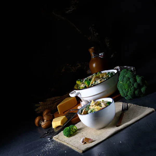キノコ ほうれん草 ブロッコリーと本物のパスタ — ストック写真