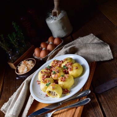 Etli ve mantarlı lahana turşulu Polonya hamur tatlısı.