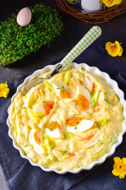 Taze yumurta salatası soğanı ve lezzetli mayonez..