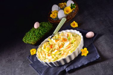 Taze yumurta salatası soğanı ve lezzetli mayonez..