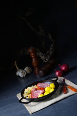 Haşlanmış lahana turşusu ve lezzetli bir domuz eyeri.