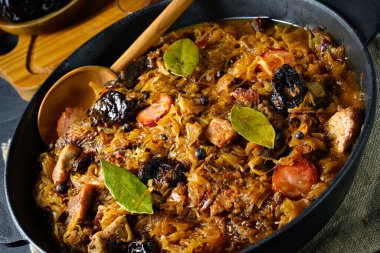 Gerçek bir Polonyalı 'Bigos', kurutulmuş erikler ve şaraplı eski bir tariften sonra.