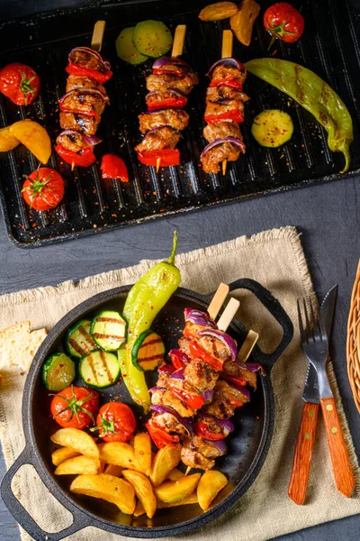 Shish Kebab Con Varias Verduras Patatas Campo Especias —  Fotos de Stock