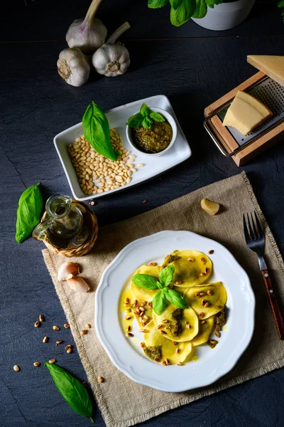 Vegetariano Italiano Tortelli Met Geroosterde Pijnboompitten Pesto Basilico — Stockfoto