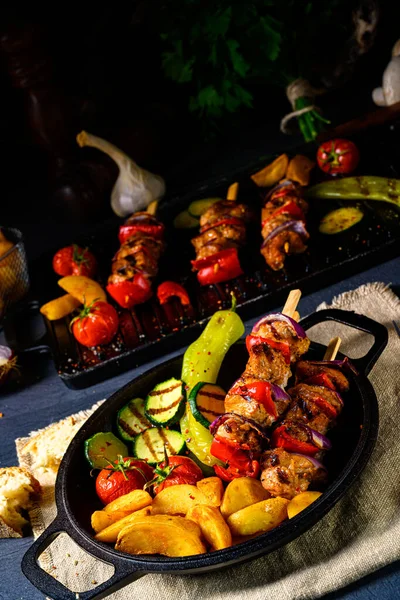 Shish Kebab Různými Zeleninou Kořeněnými Venkovskými Brambory — Stock fotografie