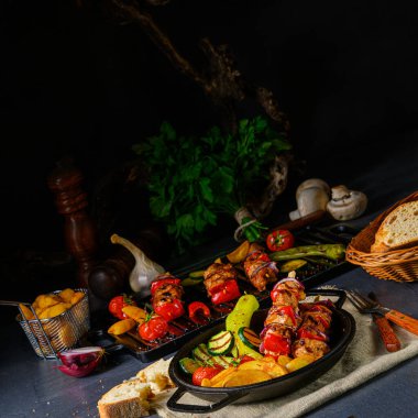 Şiş kebap, çeşitli sebzeler ve baharatlı patates.