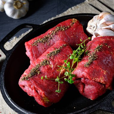 Çiğ sığır rölesi pişirmeye hazır.