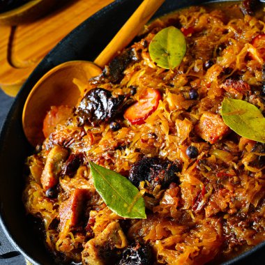 Gerçek bir Polonyalı 'Bigos', kurutulmuş erikler ve şaraplı eski bir tariften sonra.