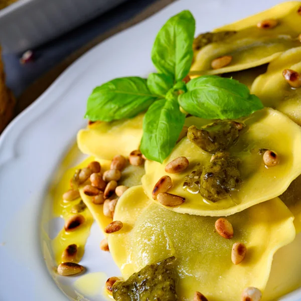 Vegetariano Italiano Tortelli Con Pinoli Arrosto Pesto Basilico — Foto Stock