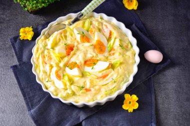 Taze yumurta salatası soğanı ve lezzetli mayonez..