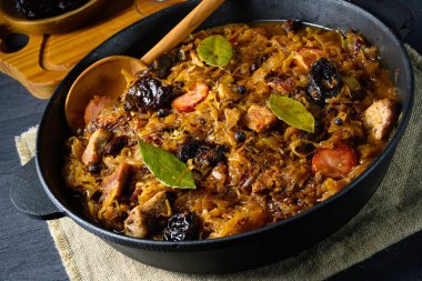 Gerçek bir Polonyalı 'Bigos', kurutulmuş erikler ve şaraplı eski bir tariften sonra.