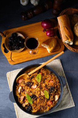 Gerçek bir Polonyalı 'Bigos', kurutulmuş erikler ve şaraplı eski bir tariften sonra.