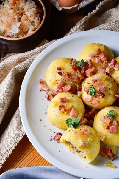 Polierte Knödel Mit Fleisch Und Pilzsauerkrautfüllung — Stockfoto