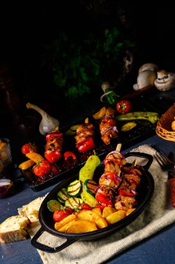 Şiş kebap, çeşitli sebzeler ve baharatlı patates.