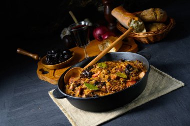 Gerçek bir Polonyalı 'Bigos', kurutulmuş erikler ve şaraplı eski bir tariften sonra.