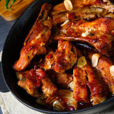 Sarımsak ve barbekü soslu baharatlı domuz kaburgası.