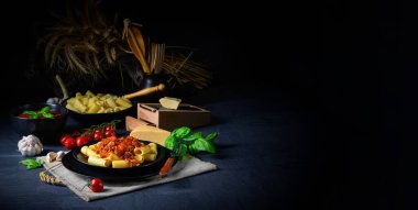 Bolonez soslu Rigatoni makarna ve taze fesleğen.
