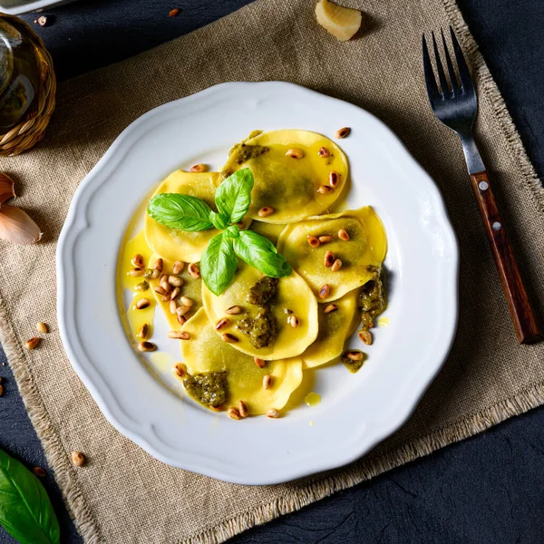 Vegetariano Italiano Tortelli Con Pinoli Arrosto Pesto Basilico — Foto Stock