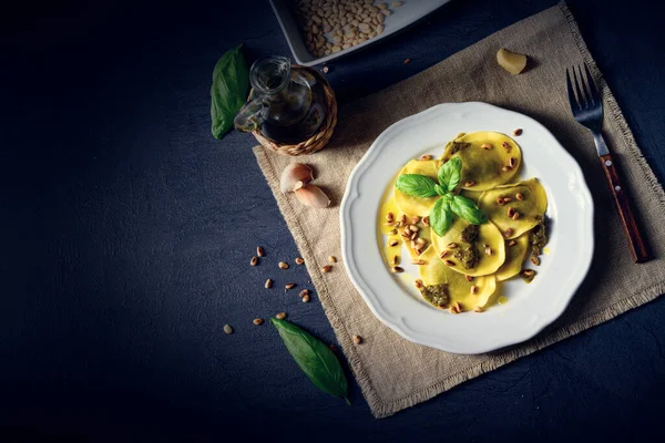 Vegetariano Italiano Tortelli Con Pinoli Arrosto Pesto Basilico — Foto Stock