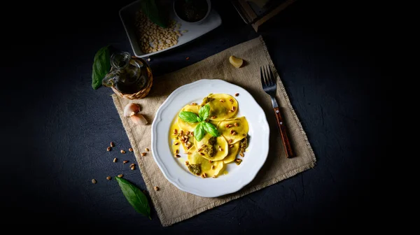 Vegetariano Italiano Tortelli Con Pinoli Arrosto Pesto Basilico — Foto Stock