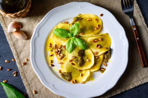 Vegetariano Italiano Tortelli Met Geroosterde Pijnboompitten Pesto Basilico — Stockfoto