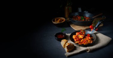 Patates dilimli ballı kırsal tavuk kanadı.