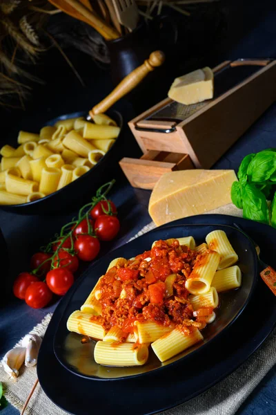 Pastas Rigatoni Con Salsa Boloñesa Albahaca Fresca —  Fotos de Stock