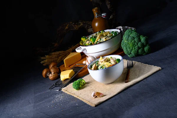 有蘑菇 菠菜和西兰花的真面食 — 图库照片