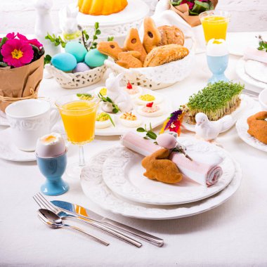 Paskalya için renkli masa süslemeleri olan mükemmel bir masa.