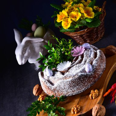 Fındıklı ve çikolatalı Polonya Paskalya pastası