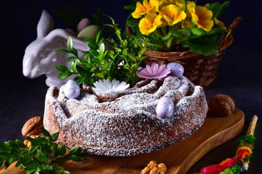 Fındıklı ve çikolatalı Polonya Paskalya pastası