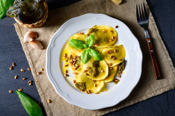 Vegetariano Italiano Tortelli Con Piñones Asados Pesto Basilico — Foto de Stock