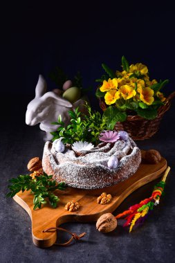 Fındıklı ve çikolatalı Polonya Paskalya pastası